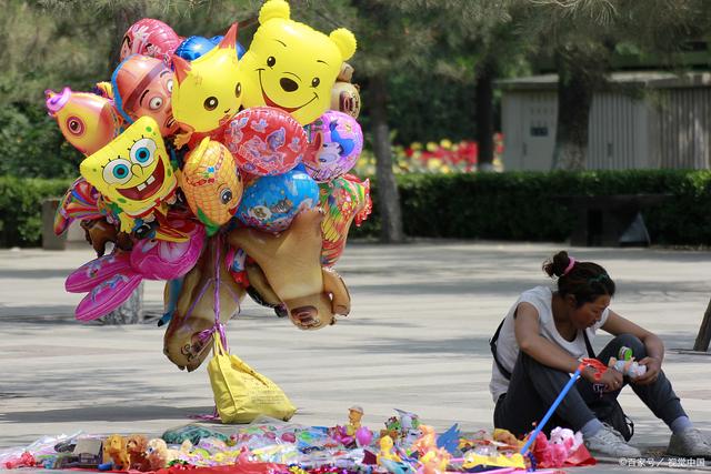 How can parents buy healthy plastic toys?
